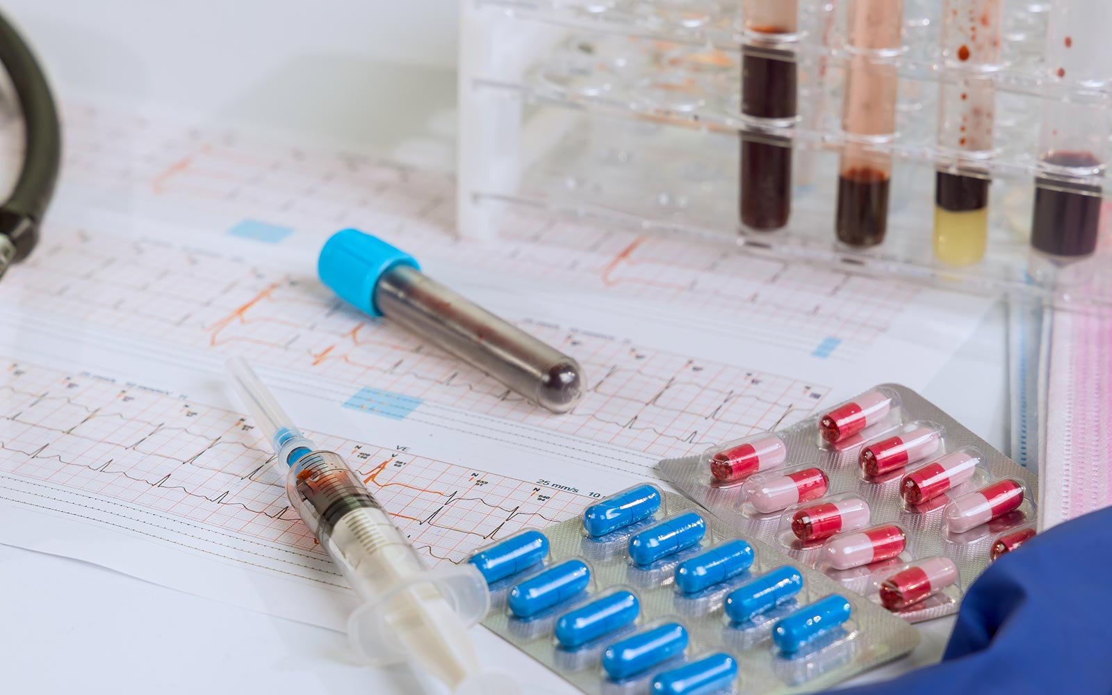 swallowed or sublingual pills, inhaled smoke, injected solutions, or absorbed patches. Regardless of the route, once the drug enters the bloodstream, it circulates throughout the body to reach various organs and tissues. Fat-soluble drugs accumulate in fat tissues, while water-soluble drugs are more readily transported through the blood.